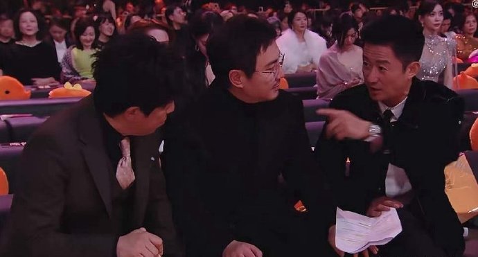 吴京和沈腾、黄渤在微博之夜上的完整互动过程是怎样的？