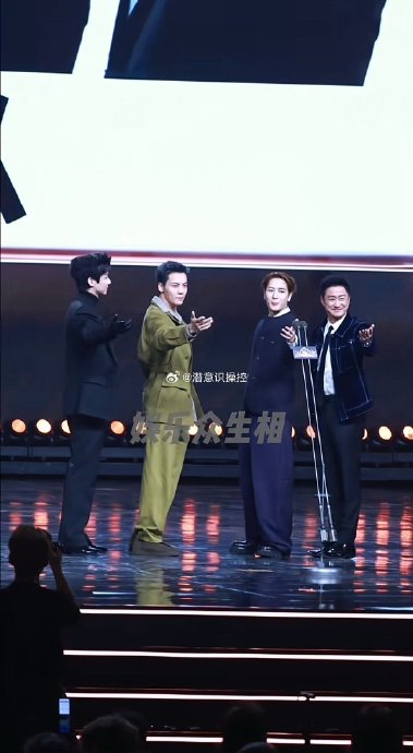 陈伟霆神级配合！微博之夜遭白敬亭王嘉尔当“人肉桌子”引全网玩梗