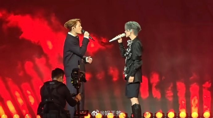 王嘉尔和刘雨昕在微博之夜合作的《MMAM》舞台具体是怎样的？