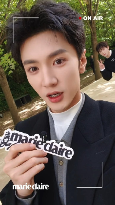 王安宇：一个比耶手势如何成为全网热捧的“可爱名场面”？