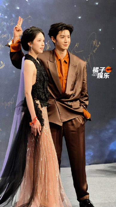 陈都灵与陈哲远在微博之夜红毯上还有哪些有趣的互动细节？