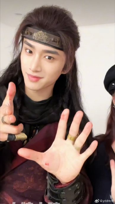 张萌、曾舜晞和张康乐在微博之夜后台的手势舞具体是什么样的？