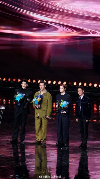 微博之夜上白敬亭、陈伟霆、王嘉尔模仿吴京的完整视频哪里能看到？