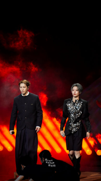 王嘉尔刘雨昕《Made Me a Man》舞台封神，网友：每一帧都刻进DNA