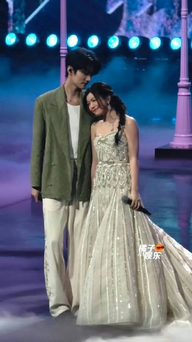 周柯宇导播切台下宠溺笑引热议，与陈妍希互动甜度爆表！