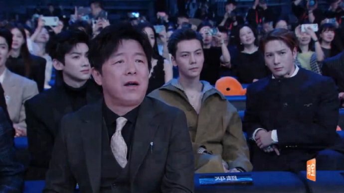 白敬亭和陈伟霆在微博之夜对机器人表演的真实反应是怎样的？