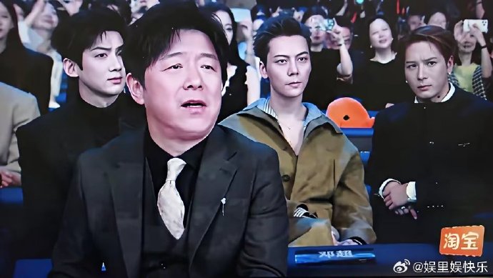 2026年微博之夜上，让黄渤等人表情失控的机器人表演具体是什么？