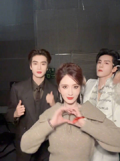 微博之夜曾舜晞张康乐后台跳手势舞,刘些宁改妆缺席