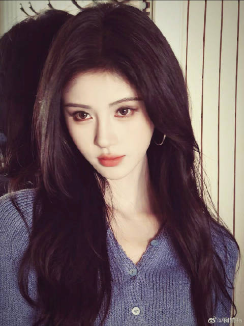 鞠婧祎回应面部扁平争议，称因他人行为导致