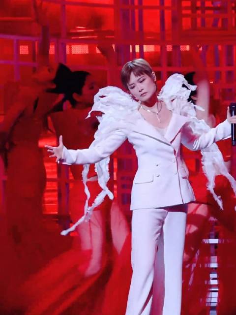 李宇春微博之夜舞台表演后向伴舞鞠躬