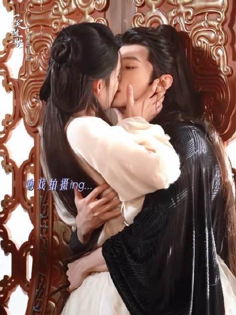 放送一条珍贵影像，谁能不为这张力拉满的壁咚吻沦陷