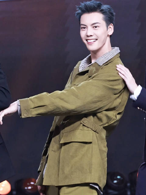 陈伟霆在台上模仿照片n连拍，微博之夜内场直拍