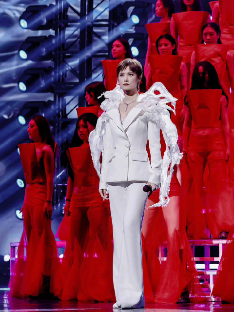 李宇春微博之夜压轴舞台《冬泳》演绎女性觉醒