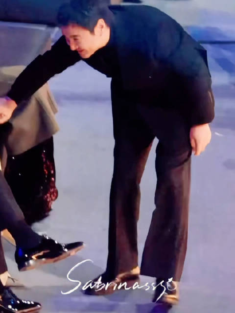 沈腾微博之夜绕姚晨握张艺谋，与吴京热聊