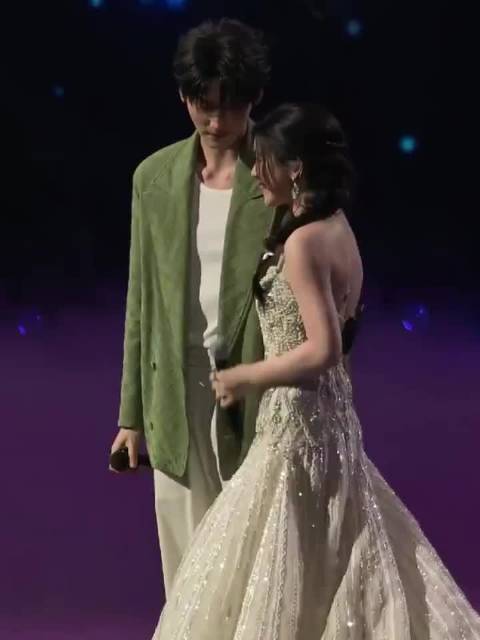 灯暗了姐姐头靠在弟弟肩膀上了！