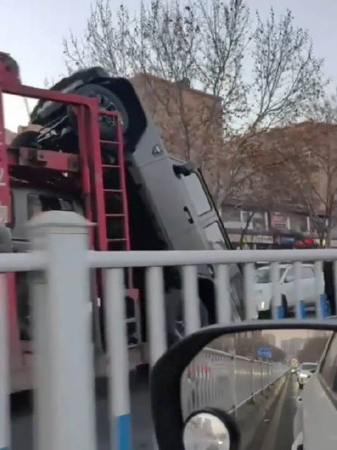 青岛货车撞天桥致新车掉落，保险公司面临高额赔偿