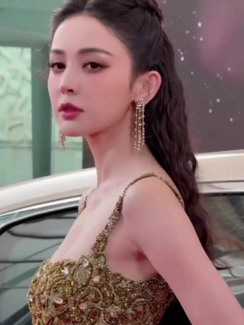 娜扎 微博之夜 鎏金开叉长裙！看一分钟不过分吧