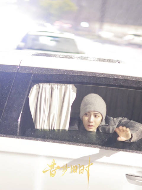 侯明昊雨天赶赴直播与粉丝道别