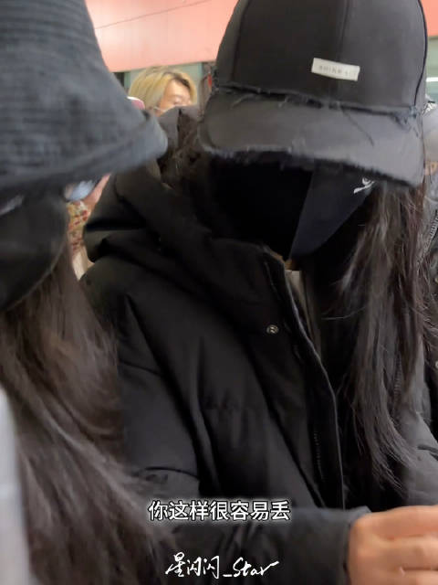 蔡蔡默默的跟在后面走 这个小俊俊就这样转头来了一句“你这样很容易丢”