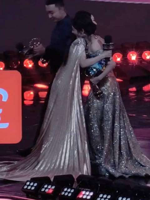 杨紫谢娜微博之夜拥抱热聊