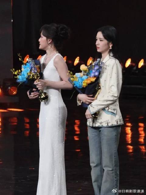 周也穿着牛仔裤就来领奖了，松弛感拉满