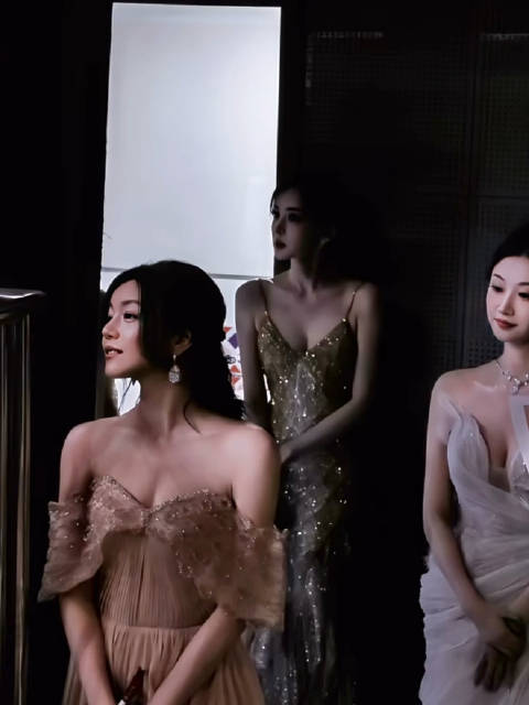 陈妍希、古力娜扎、景甜亮相微博之夜，百花齐放