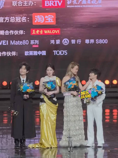 容祖儿摸周深的脸，真的太宠了