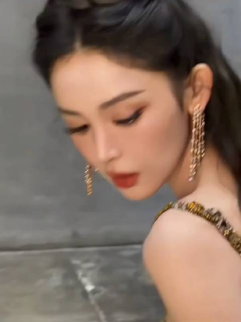 娜扎红毯摔倒后微笑应对，宋轶等艺人暖心搀扶