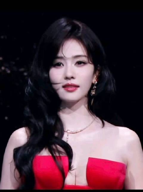 白鹿微博之夜造型引热议，两撮头发挡脸被指神似鞠婧祎