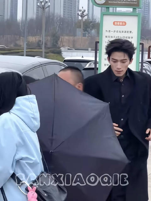 王星越饰演周京泽下班路透曝光