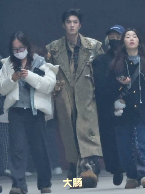 今天录制大侦探的陈哲远！这身造型好帅啊