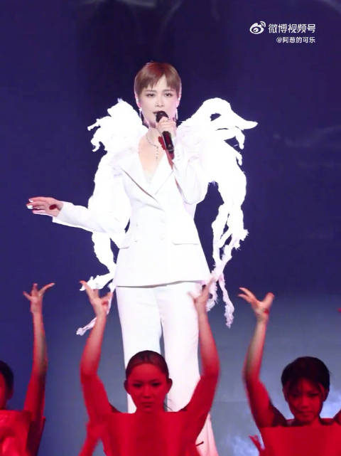 李宇春《冬泳》舞台展现女性力量，教育健儿等鲜活面孔获赞