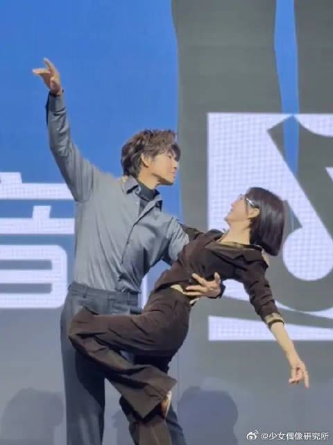 双人舞哐哐撒糖，每一个动作都在心上蹦跶