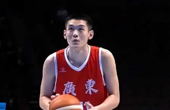 广东宏远主教练杜锋对球队内线短板有何调整计划？