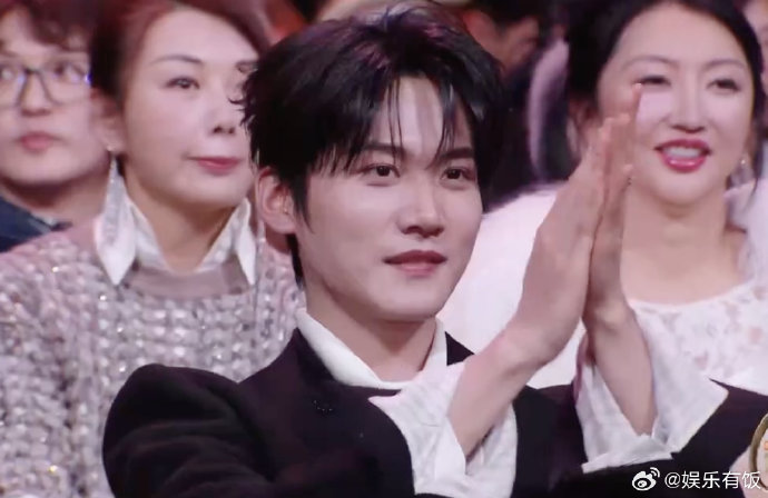 在微博之夜上，陈妍希和周柯宇还有哪些甜蜜的互动细节？