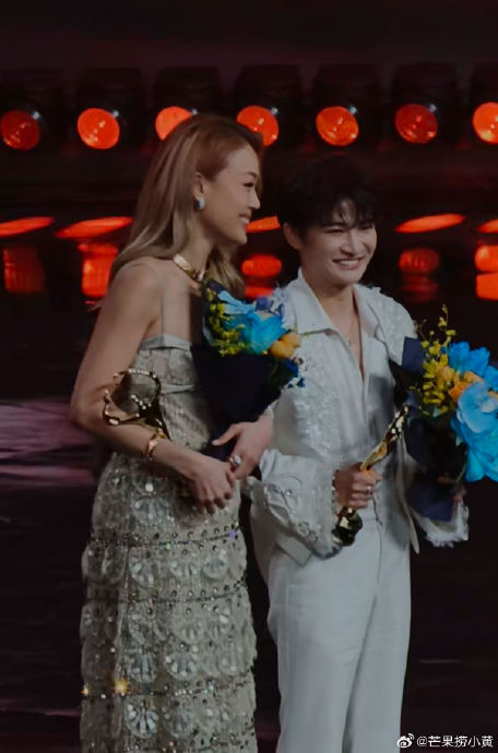 这次微博之夜周深搀扶容祖儿的事件是如何迅速登上热搜并衍生出大量二创的？