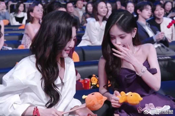 章若楠和李一桐在微博之夜内场的互动具体有哪些有趣的细节？