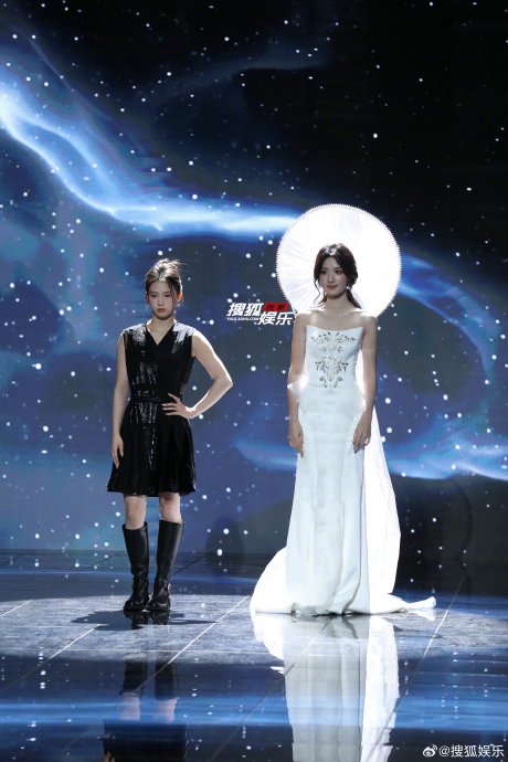 微博之夜卢昱晓陈芋汐牵手转圈甜炸！黑白配成年度治愈名场面