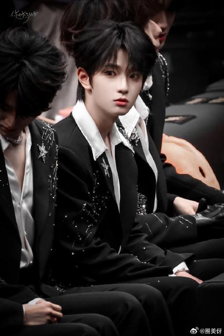 穆祉丞在微博之夜除了拍舞台，还以什么身份采访了周柯宇和陈妍希？