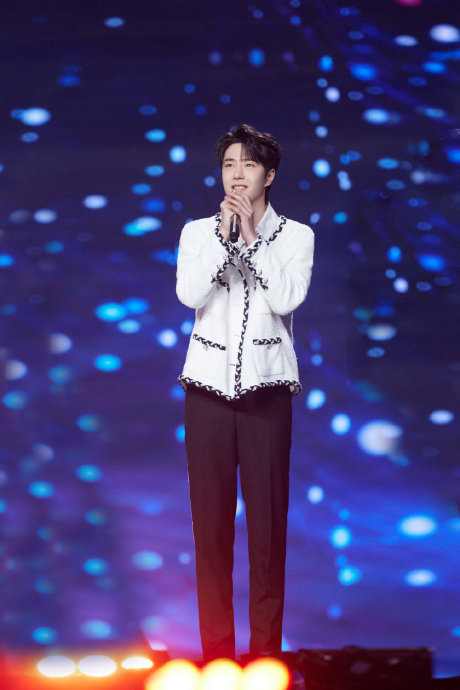 星光下的“溜冰场”？微博之夜舞台太滑，多位艺人险象环生引担忧