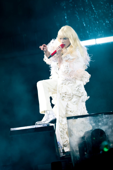 除了陈小春，还有哪些香港艺人也以类似身份参与内地事务？