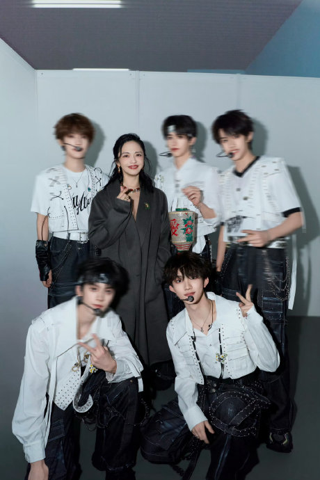 苏新皓为姚晨表演魔术的具体场景和魔术内容是什么？