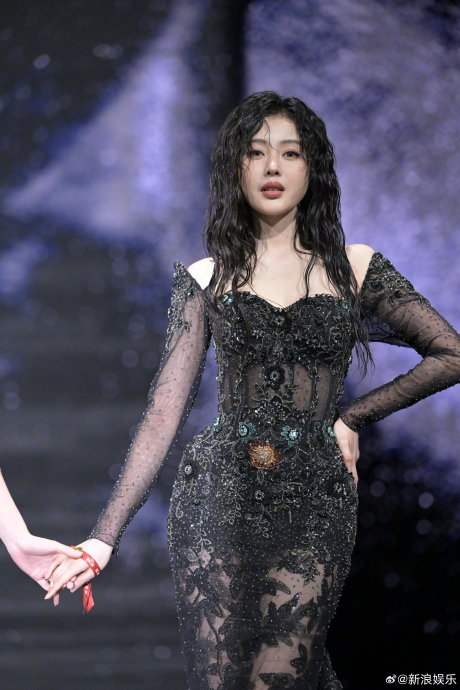 佘诗曼在微博之夜的红毯造型和表现有哪些亮点？