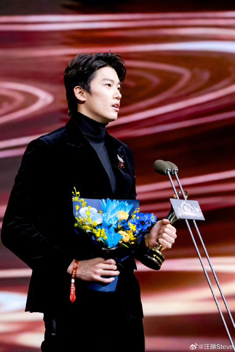 发博晒照：“2025微博之夜 ​”