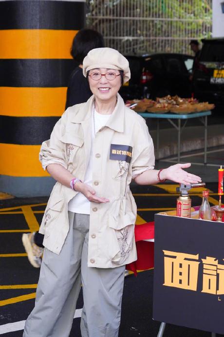 网友对苑琼丹考虑穿成人纸尿裤直播一事，主要有哪些不同的看法和评价？