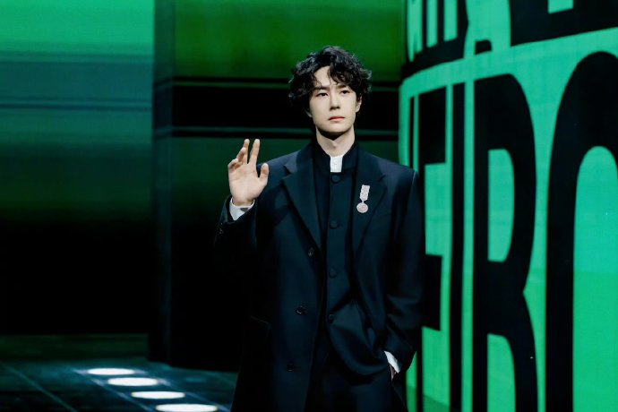 除了王一博和肖战，王嘉尔、杨紫等其他艺人在微博之夜有何亮眼表现？