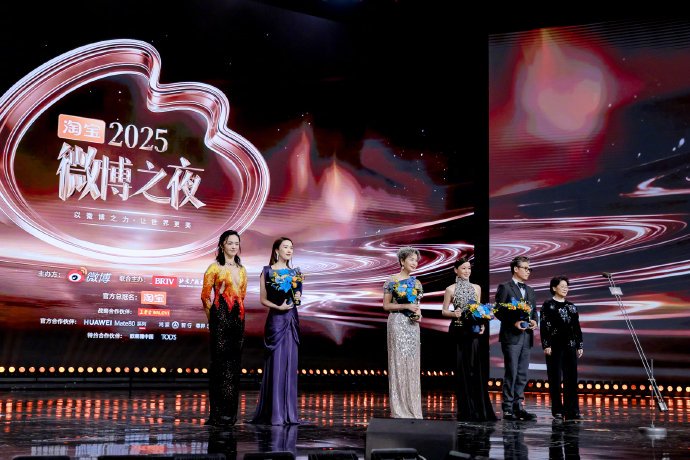 与叶童一同获得微博之夜年度实力演员奖的还有哪些演员？