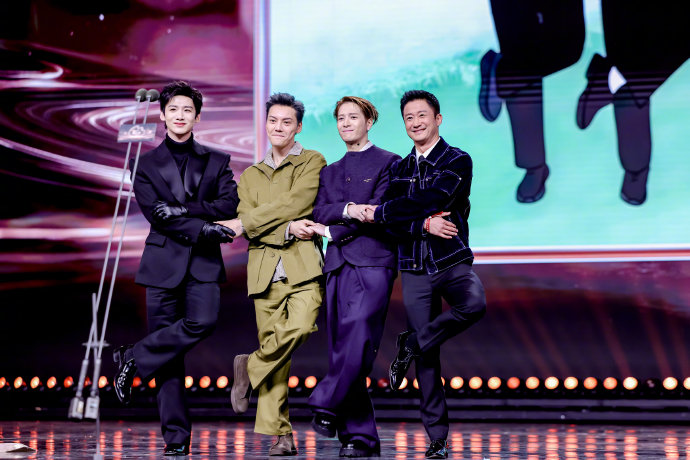 除了机器人表演，当晚微博之夜王嘉尔、白敬亭和陈伟霆还有哪些有趣互动？