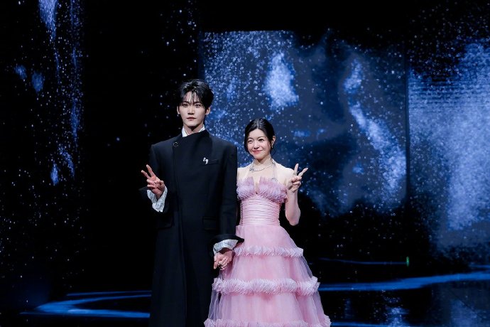 陈妍希周柯宇合唱《早安晚安》靠肩引热议