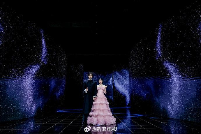 微博之夜后，周柯宇和陈妍希的互动引发了哪些网络热议话题？